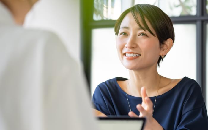 面談をする女性